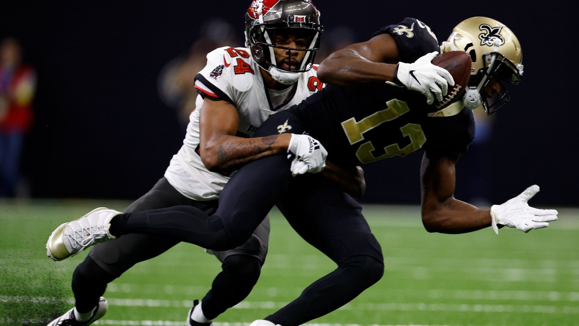 
                <strong>Die meisten Receiving Yards in den ersten vier Spielzeiten</strong><br>
                Um die meisten Receiving Yards in den ersten vier Spielzeiten einer NFL-Karriere zu erreichen, benötigt er in der kommenden Saison noch 688 Yards. Der bisherige Rekord von Michael Thomas (r.) liegt bei 5512 Yards. Bedenkt man, dass Jefferson schon nach drei Jahren 4825 Yards gesammelt hat, dürfte diese Marke eigentlich kein Problem sein.
              