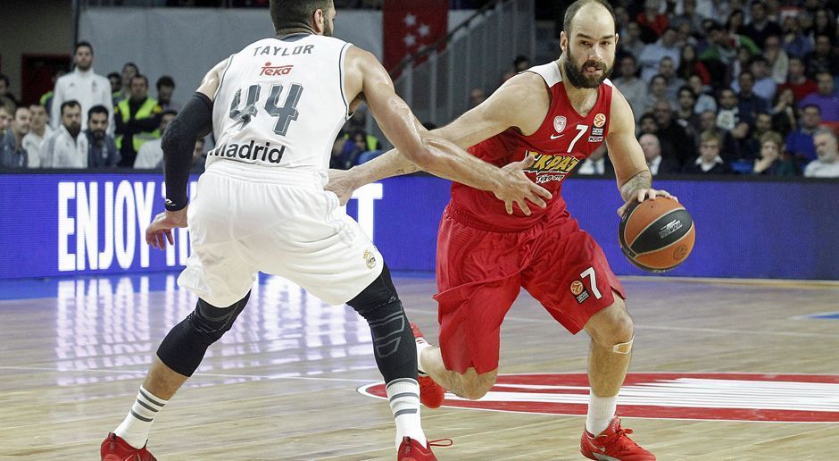 
                <strong>Vassilis Spanoulis (Olympiakos Piräus)</strong><br>
                Der Grieche war in der NBA nur Kurzarbeiter. Spanoulis war 2006 ein später Zweitrunden-Pick der Houston Rockets. Doch bereits nach 31 Spielen in der besten Basketball-Liga der Welt war schon wieder Schluss. Spanoulis kehrte 2007 zu Panathinaikos Athen zurück und zog drei Jahre später zu Olympiakos weiter. Seit dem ist er in der Euroleague eine echte Legende. Der 34-Jährige gewann den Wettbewerb gleich drei Mal (2009, 2012, 2013) und wurde in den gleichen Jahren zum MVP gekührt.
              