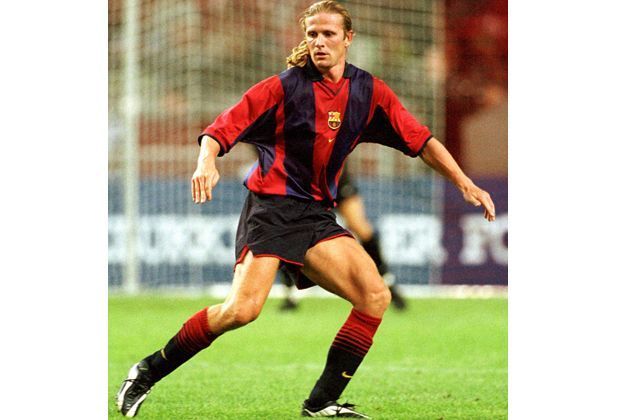 
                <strong>Emmanuel Petit</strong><br>
                ... wechselte Emmanuel Petit schon in der nächsten Saison wieder nach England - und zwar zum FC Chelsea. Bei Barca stand Petit oft gar nicht im Kader und enttäuscht völlig.
              