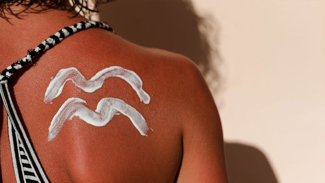 Beugt unschöne Rötungen und schädliche Verbrennungen eurer Haut mit dem Auftragen von Sonnencreme vor und achtet dabei auf Unverträglichkeiten und den richtigen UV-Lichtschutz.