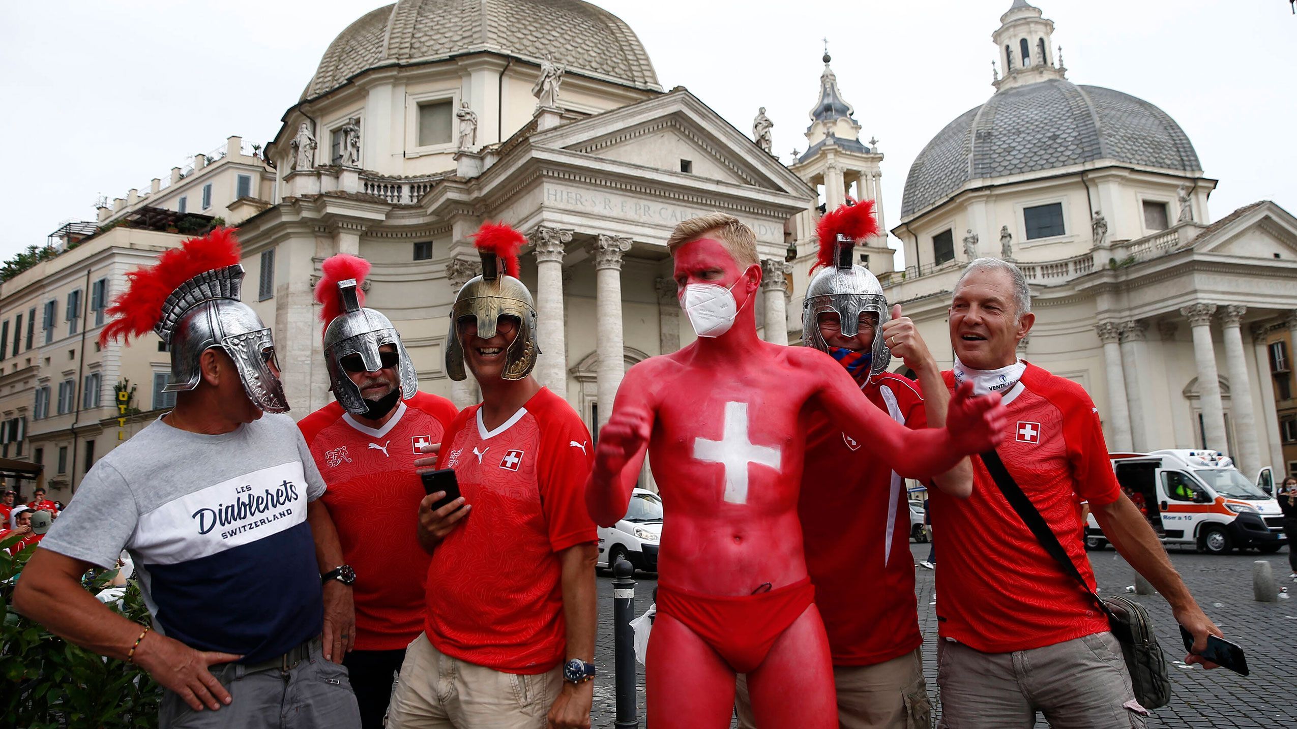 
                <strong>Schweizer Fans</strong><br>
                Die Anhänger der Schweiz sind ganz vorne mit dabei, wenn es ums Thema Verkleidungen geht. Grandioses Bild! 
              