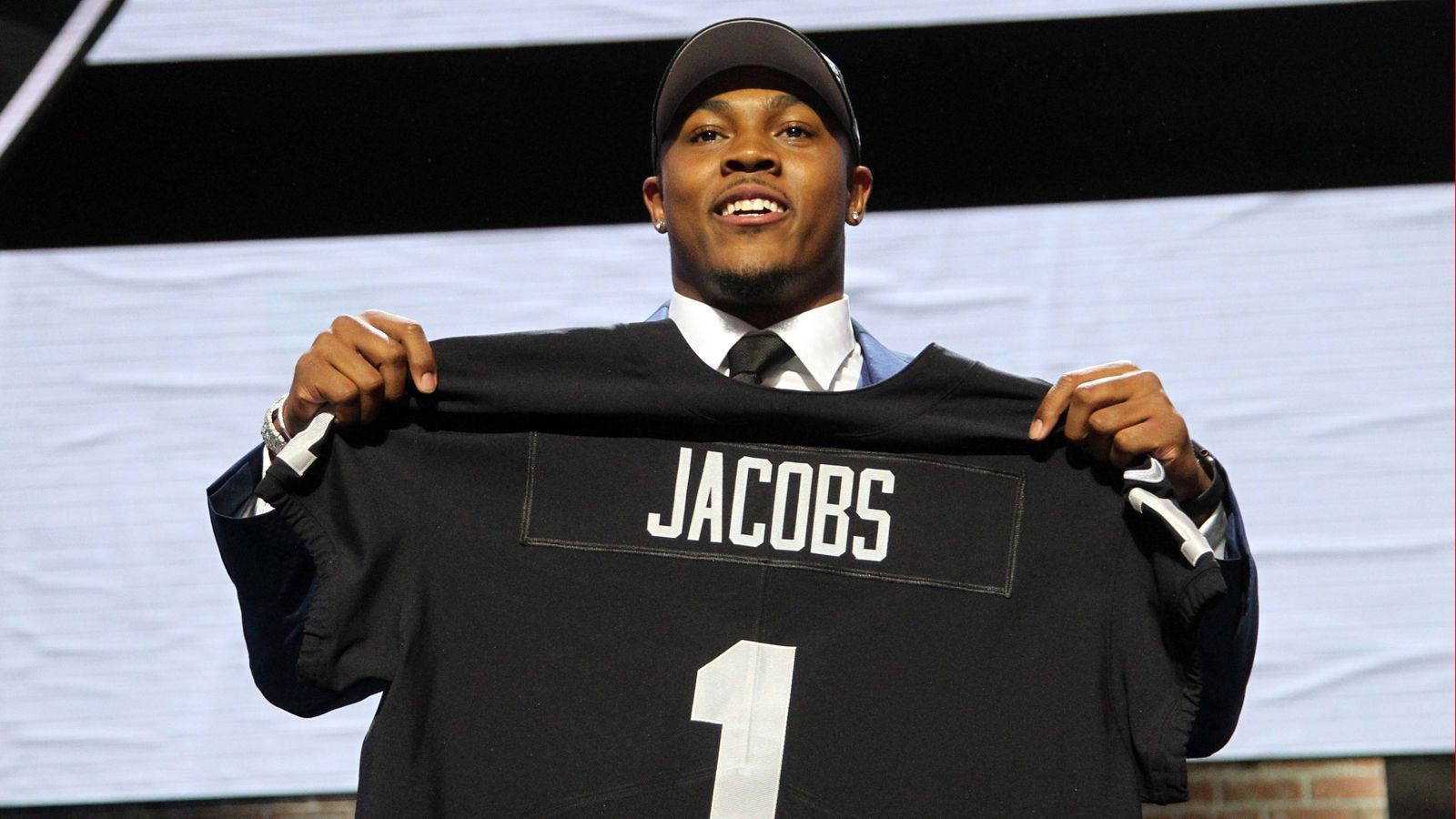 
                <strong>Josh Jacobs (Running Back, Oakland Raiders)</strong><br>
                Mit Josh Jacobs hat der nächste First-Round-Pick des Drafts 2019 seinen Rookie-Vertrag unterschrieben. Der Running Back kassiert dadurch für die nächsten vier Jahre ein Gehalt von knapp 12 Millionen Dollar, davon rund 6,7 Millionen Dollar Signing Bonus. Durch seine Unterschrift sind es nur noch fünf Rookies, die ihren Vertrag noch immer nicht unterschrieben haben. ran.de gibt einen Überblick (Stand: 10. Juli 2019)
              