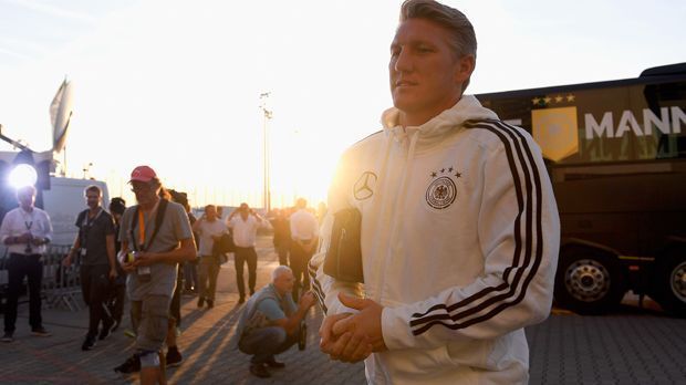 
                <strong>Schweinsteigers emotionaler DFB-Abschied</strong><br>
                Schweinsteigers Abend im Borussia-Park beginnt mit der Ankunft mit dem Bus. Bereits hier sind alle Kameraoblektive auf den Noch-Kapitän der Nationalmannschaft gerichtet.
              