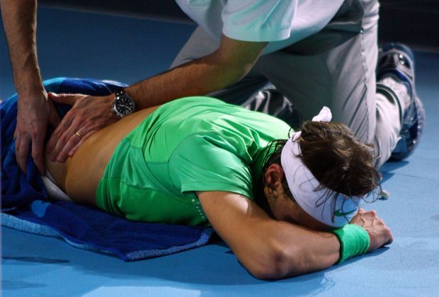
                <strong>November 2009, Rückenprobleme </strong><br>
                Und wieder muss Nadal am Seitenrand behandelt werden. 
              