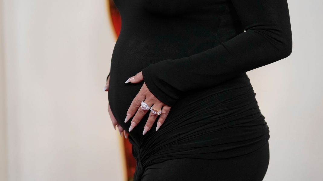 Auf dem roten Teppich des Dolby Theatres zeigt Schauspielerin Vanessa Hudgens erstmals ihren Babybauch.