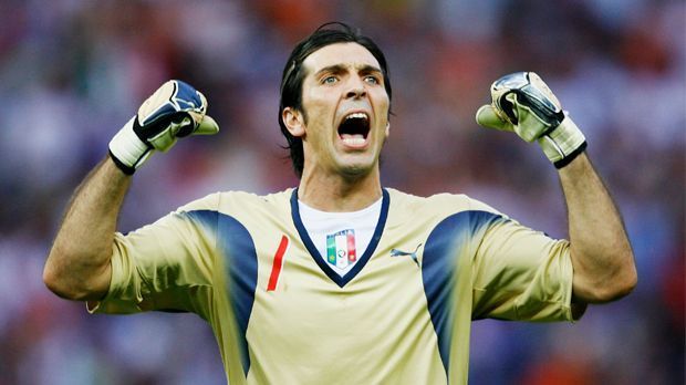 
                <strong>Gianluigi Buffon (Juventus Turin)</strong><br>
                6. Platz: Gianluigi Buffon (38) ist seit 1997 italienischer Nationaltorwart. Seit 2001 spielt er bei Juventus Turin und wurde mit Juve bereits sechs Mal italienischer Meister. Seine Fans lieben und schätzen ihn wegen seiner offenen und lustigen Art. Die WM 2018 in Russland könnte der letzte große Auftritt seiner Karriere auf internationaler Bühne werden.
              