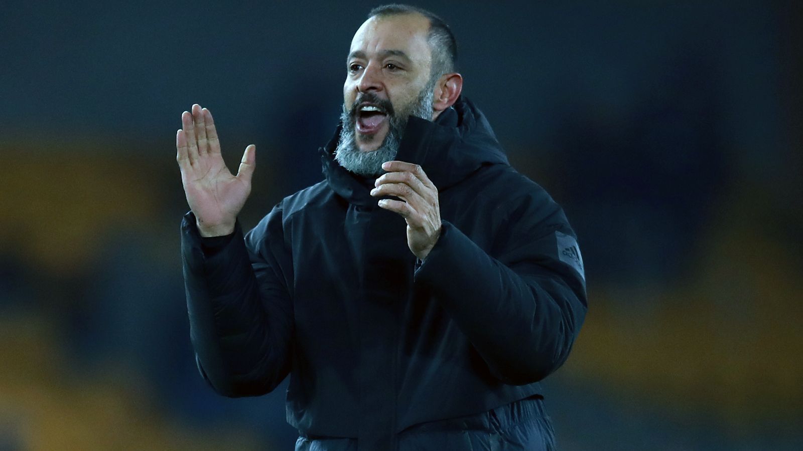 
                <strong>Nuno Espirito Santo (Wolverhampton Wanderers)</strong><br>
                Die englische Medien brachten mit Nuno Espirito Santo einen Cheftrainer eines Arsenal-Kontrahenten ins Gespräch. Der Portugiese führte Wolverhampton von der Championship bis in die Europa League und überwintert mit den Wanderers auch im internationalen Geschäft. Espirito Santos Vertrag läuft noch bis 2021 und zuletzt dementierte der frühere Torwart sämtliche Arsenal-Gerüchte deutlich. 
              