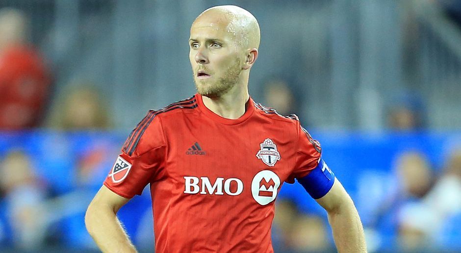 
                <strong>Mittelfeld: Michael Bradley</strong><br>
                Titz: "Super interessanter Spieler, war auch bei AS Rom und Borussia Mönchengladbach, jetzt beim FC Toronto. Enorm strategischer Fußballer. Ich mag es dominant zu spielen, so möchte ich mein Team auch aufstellen, da gehört der US-Nationalspieler mit rein."
              