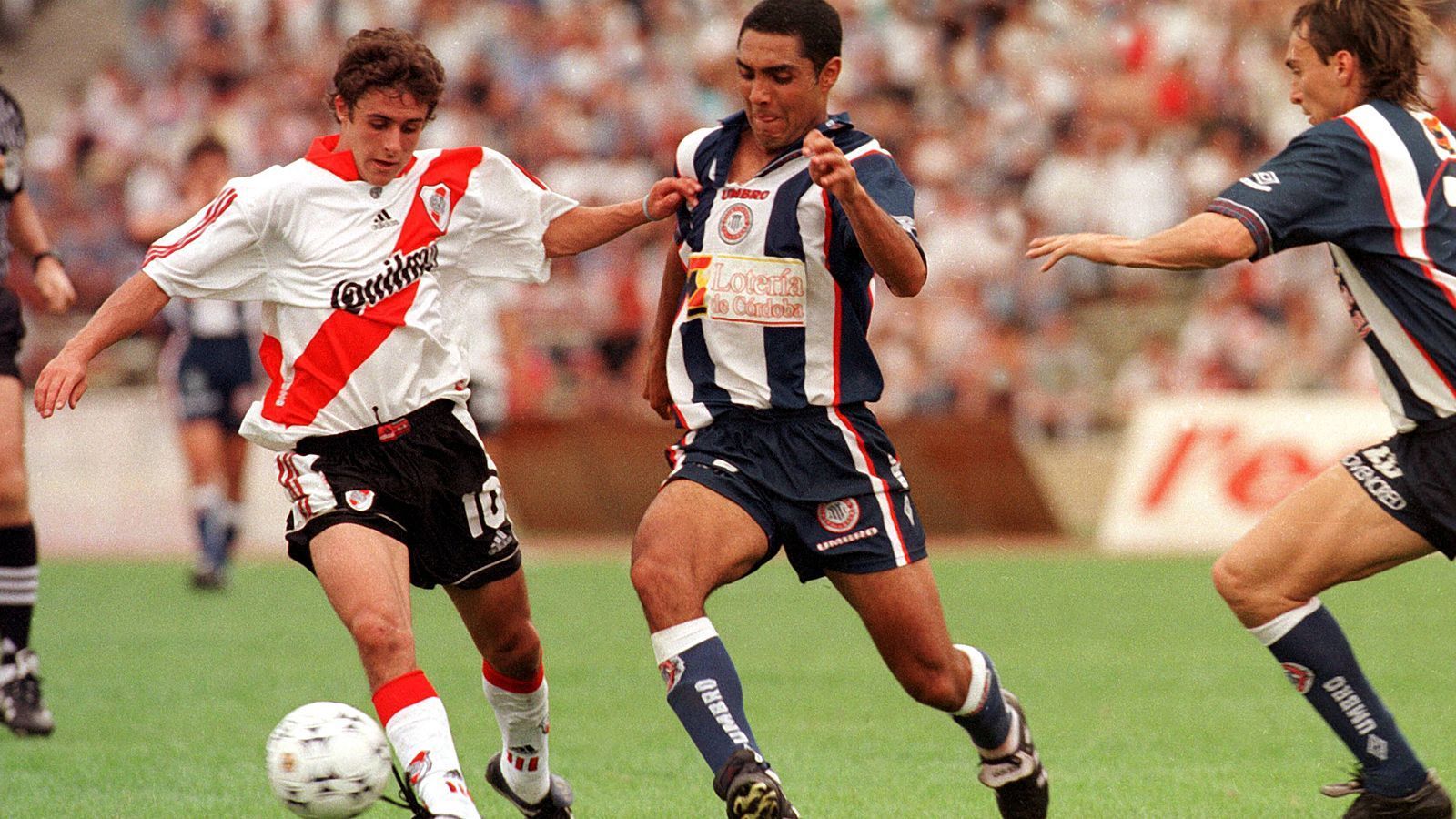
                <strong>Pablo Aimar (River Plate)</strong><br>
                Zeit im Verein: Sommer 1997 bis Januar 2001, Januar 2015 bis Sommer 2015 (aus der eigenen Jugend)Position: MittelfeldAimar (l.) gilt als einer der begnadetsten Fußballer in der Historie von River Plate. Kein Geringerer als Lionel Messi zählte ihn in seiner Anfangszeit zu seinen großen Vorbildern. Wegen seiner Gebaren wurde der Angehimmelte, dem die ganz große Karriere verwehrt blieb, nicht nur "El Mago" (der Magier) sondern auch "El Payaso" (der Clown) genannt. Sein Vater wollte eigentlich den frühen Wechsel zu River Plate im Jugendalter verbieten, doch der damalige Manager Daniel Passarella leistete Überzeugungsarbeit.
              