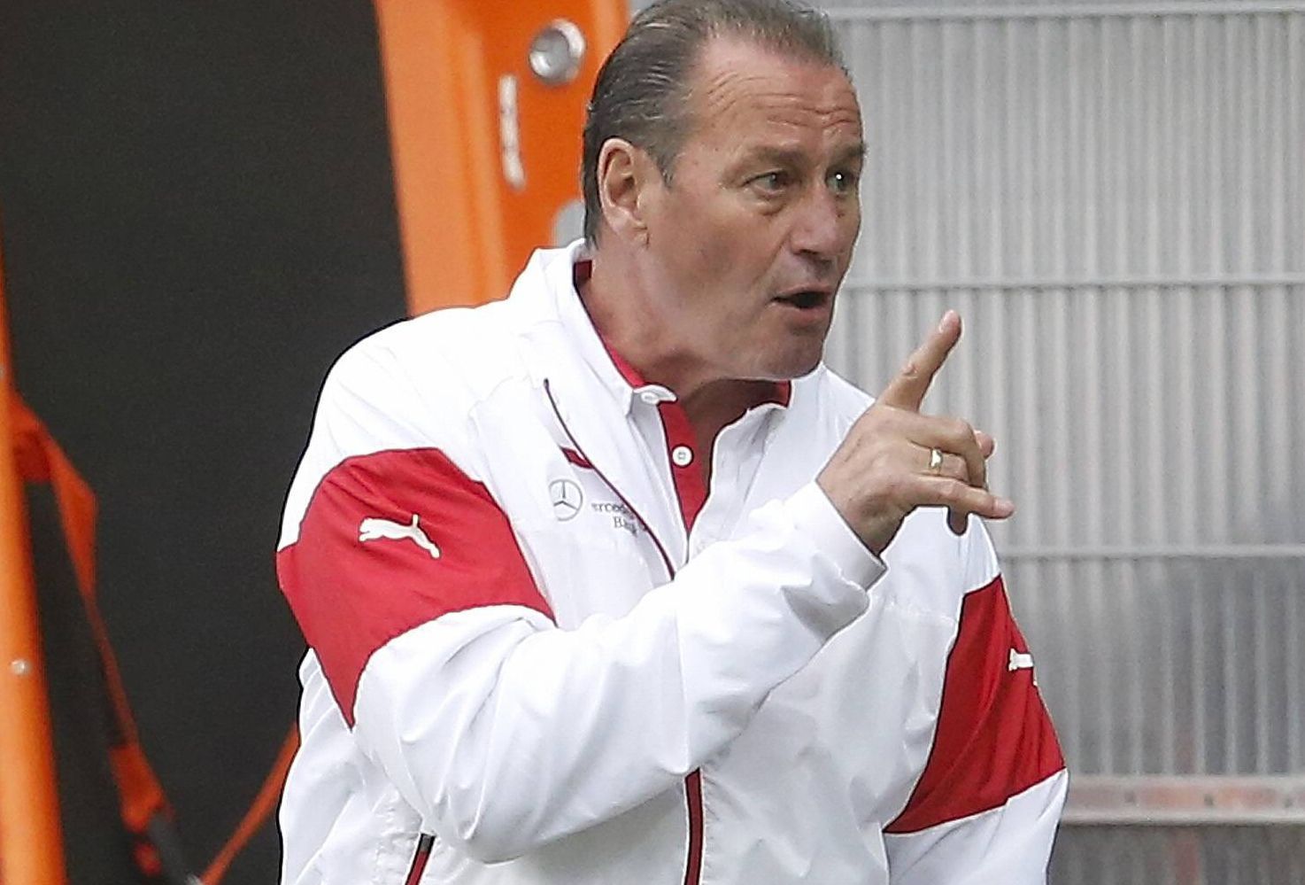 
                <strong>Platz 5: Huub Stevens (VfB Stuttgart) - PPS: 1,50</strong><br>
                Der "Jahrhundert-Trainer" des FC Schalke 04 und der "Jahrhundert-Retter" vom VfB Stuttgart schafft es mit einem Punkte-pro-Spiel-Schnitt von 1,50 in die Top-Fünf des Trainer-Rankings. Dennoch wird Stevens seinen Platz für Alexander Zorniger räumen müssen.
              