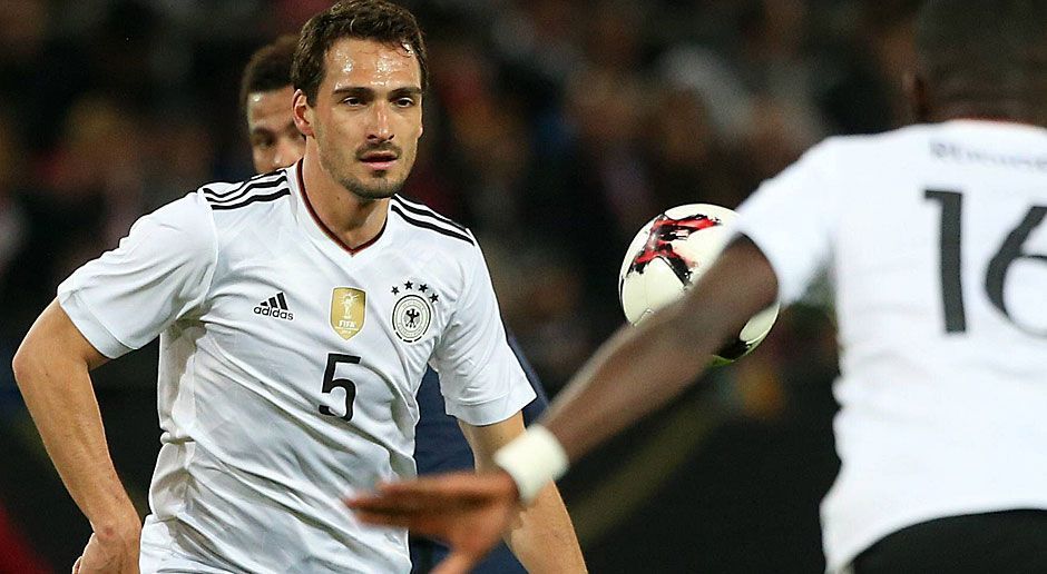 
                <strong>Mats Hummels</strong><br>
                Siehe Rüdiger. Auch wenn Hummels ein bisschen sattelfester wirkte, ließ er seine öffnenden Pässe in die Spitze respektive zu Podolski auffallend oft weg. Absicht? ran-Note: 4-
              