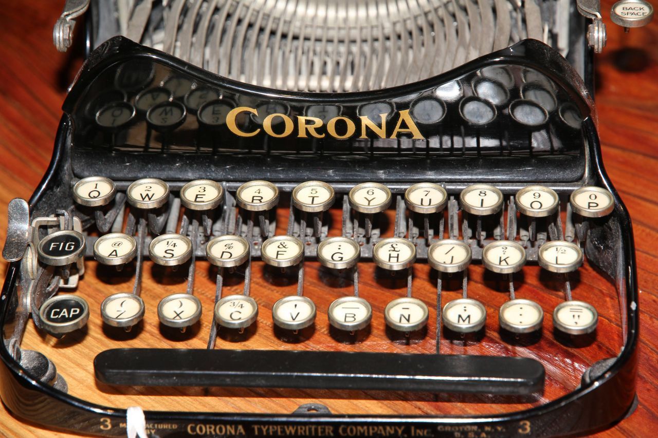 Die "Standard Typewriter Company" feierte 1914 mit seiner Schreibmaschine "Corona" derart große Erfolge, dass sich das US-Unternehmen in "Corona Typewriter Company" umbenannte. Die tragbare, schwarze "Corona 3" gilt als eine der meistverkauften Schreibmaschinen der Geschichte.