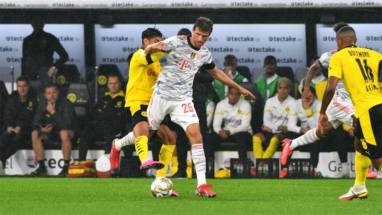 
                <strong>Thomas Müller (FC Bayern München)</strong><br>
                Auch wenn er zunächst ohne direkten Einfluss aufs Spiel bleibt, dirigiert er in bester Müller-Manier die Bayern Offensive. Erobert einige Bälle und übernimmt Verantwortung. Reagiert beim 2:0 blitzschnell, steht goldrichtig und muss nur noch einschieben (49.). Macht in der 73. Minute Platz für Tolisso und darf von der Bank aus mitjubeln. ran-Note: 3
              