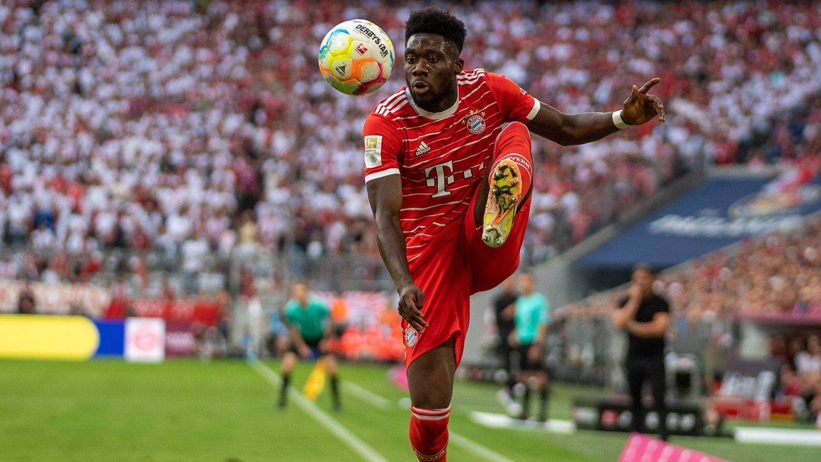 
                <strong>Alphonso Davies</strong><br>
                Der Sprinter auf der linken Außenbahn hat defensiv zunächst wenig zu tun und kann sich deshalb immer wieder mal in die Offensive einschalten. Kurz vor der Pause prüft Davies mit einem Fernschuss Sommer, aber der Gladbacher Torwart pariert. Das 1:1 leitet der Kanadier mit seinem Antritt ein. ran-Note: 2
              