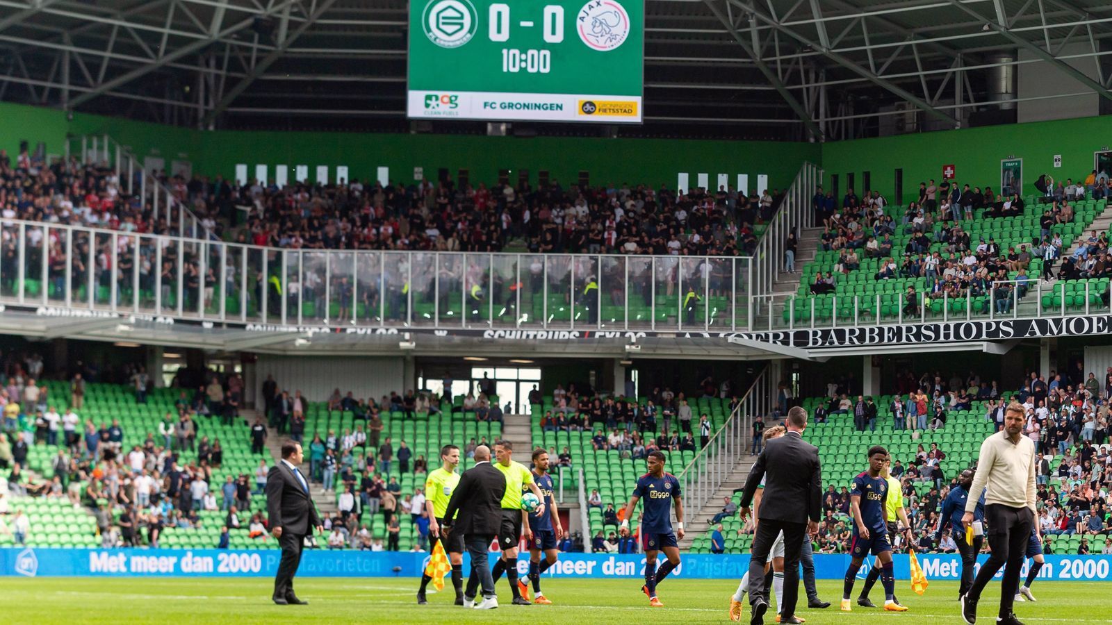 
                <strong>Schiedsrichter bestätigt: Mögliche Randale waren im Vorfeld bereits ein Thema</strong><br>
                Dass es zu Ausschreitungen durch die enttäuschten Groningen-Fans kommen könnte, war laut Schiedsrichter Manschot bereits vor Spielbeginn bekannt, wie er bei "ESPN" bestätigte. Daher gab es unter den Unparteiischen schon im Vorfeld Überlegungen zu möglichen Vorgehensweisen, sollten diese Randale so eintreten, wie es dann auch tatsächlich geschah. Letztlich verhielt sich der Schiedsrichter mitsamt seinem Team konsequent und brach das Spiel eben aufgrund wiederholter Ausschreitungen zu einem sehr frühen Zeitpunkt ab. 
              