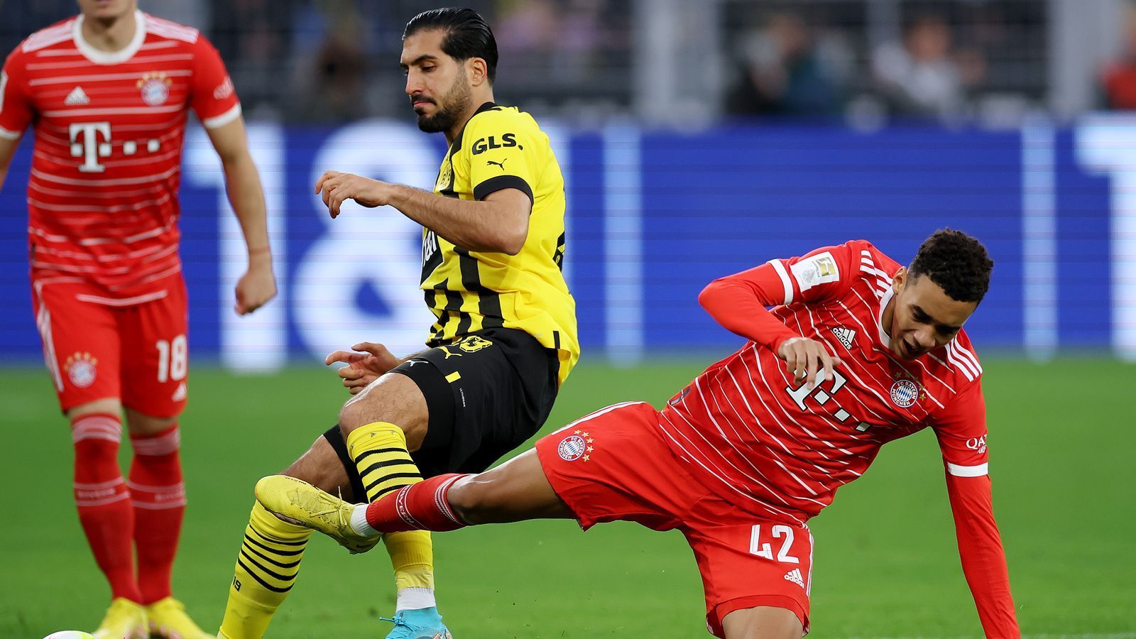 
                <strong>Emre Can</strong><br>
                Lässt sich im Aufbau zwischen Hummels und Schlotterbeck zurückfallen, bestreitet viele Zweikämpfe und agiert wie gewohnt giftig. Vor dem Tor lässt er Goretzka zu viel Platz am Strafraum und wirkt mit zunehmender Dauer mit seiner Spielweise etwas überfordert. Fängt sich in der zweiten Halbzeit etwas, kann beim zwischenzeitlichen 0:2 allerdings nicht entscheidend eingreifen. ran-Note: 4
              