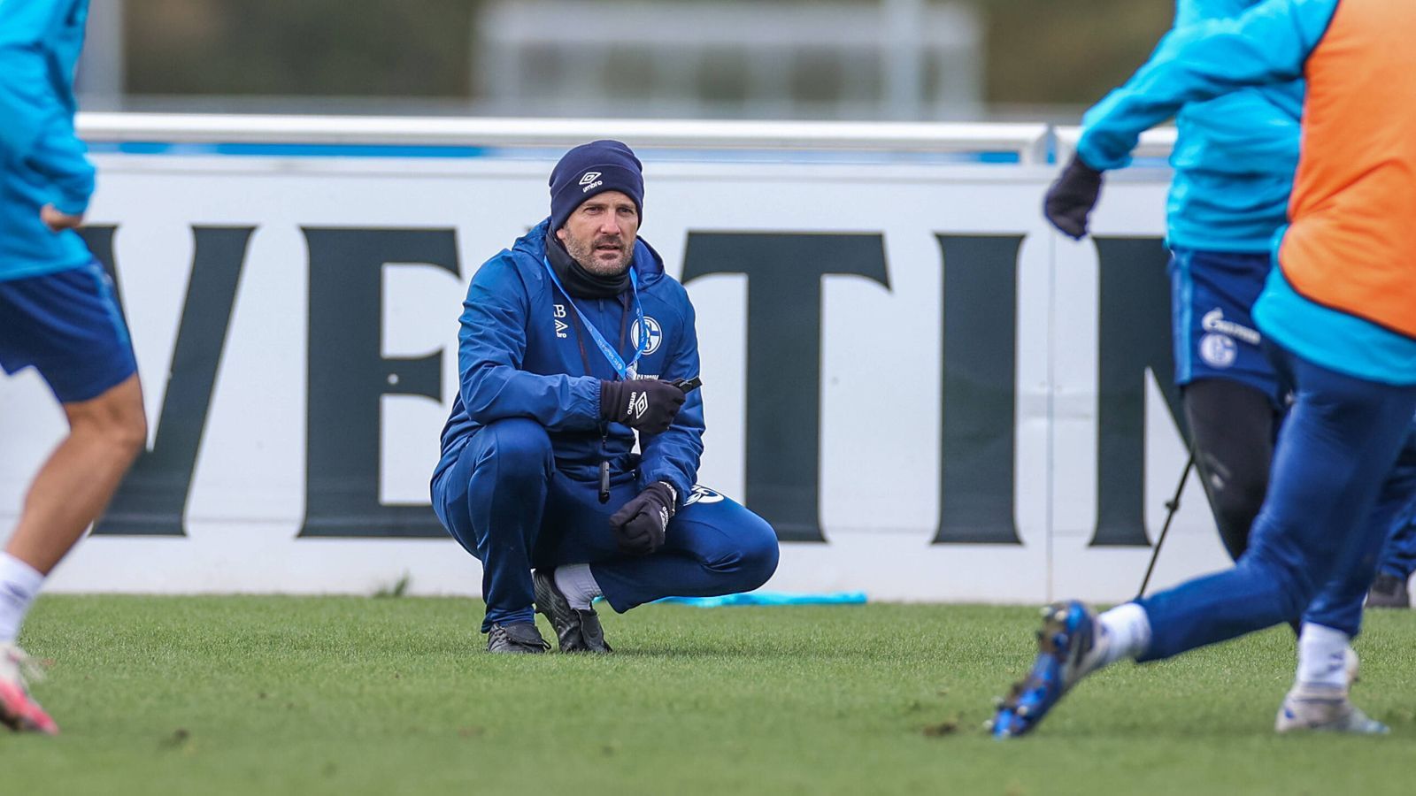 
                <strong>Baums Schlüssel</strong><br>
                Zwei Schlüssel zu mehr Offensiv-Erfolg hat Baum ausgemacht. "Da geht es zum einen natürlich darum, dass wir den Ball da vorne reinkriegen", sagte er: "Aber es geht auch um die Quantität der Spieler - wie viele wir vorne rein bringen wollen." Es dürften also ein paar Offensivkräfte mehr werden auf dem Platz. Denn: "Wir sind uns bewusst, dass das ein herausragend wichtiges Spiel ist für uns", so der Trainer.
              