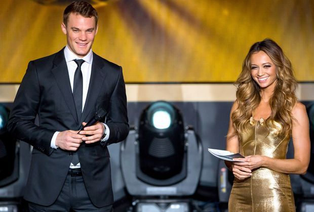 
                <strong>Abdo und Neuer strahlen um die Wette</strong><br>
                Manuel Neuer schaffte es nur auf Platz drei, seiner guten Laune schadete es nicht: Mit der 33-jährigen Abdo strahlte er auf der Bühne um die Wette. 
              