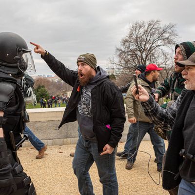 Ein Trump-Anhänger stürmt das Kapitol in Washington.