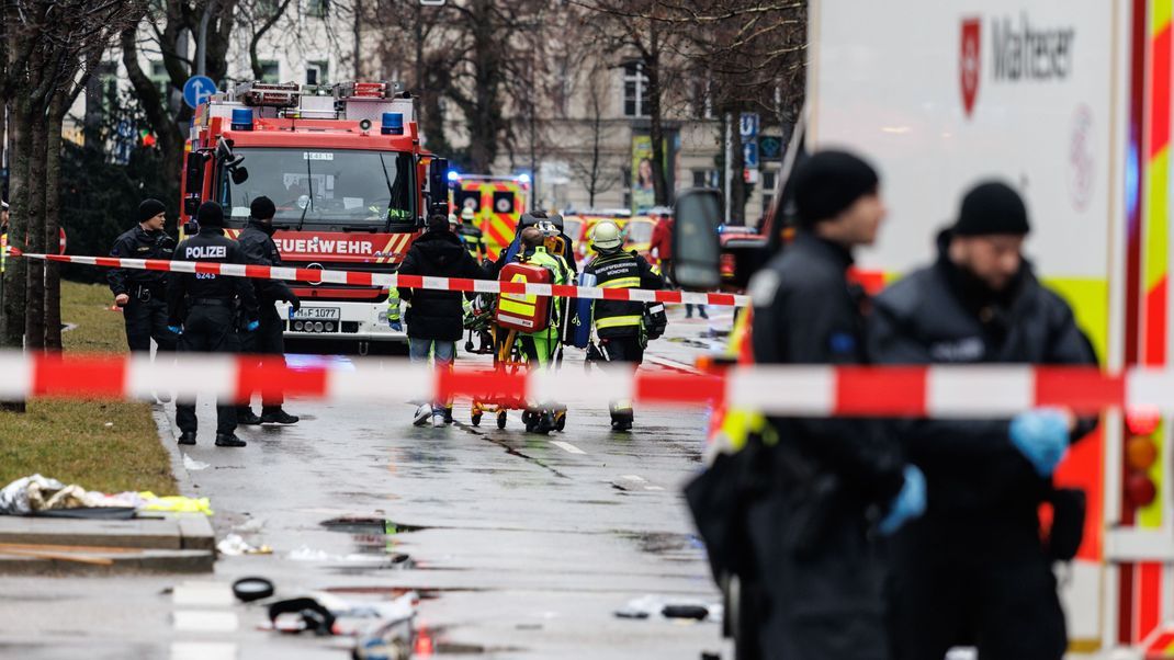 München: Rettungskräfte stehen in der Nähe des Einsatzortes.