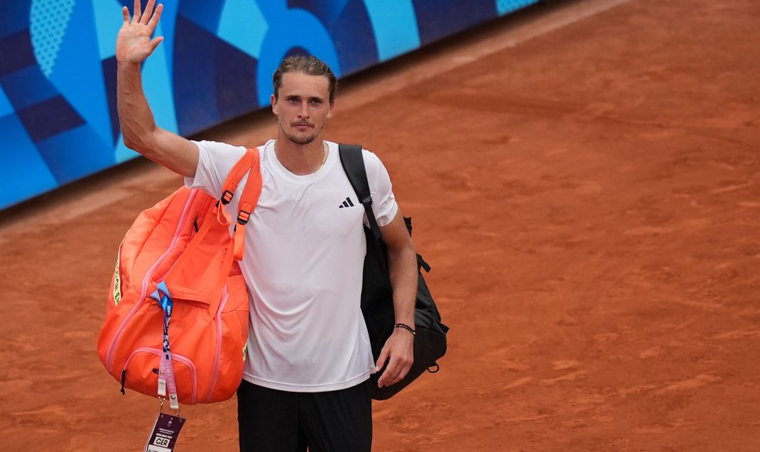 Alexander Zverev winkt nach der Niederlage. 