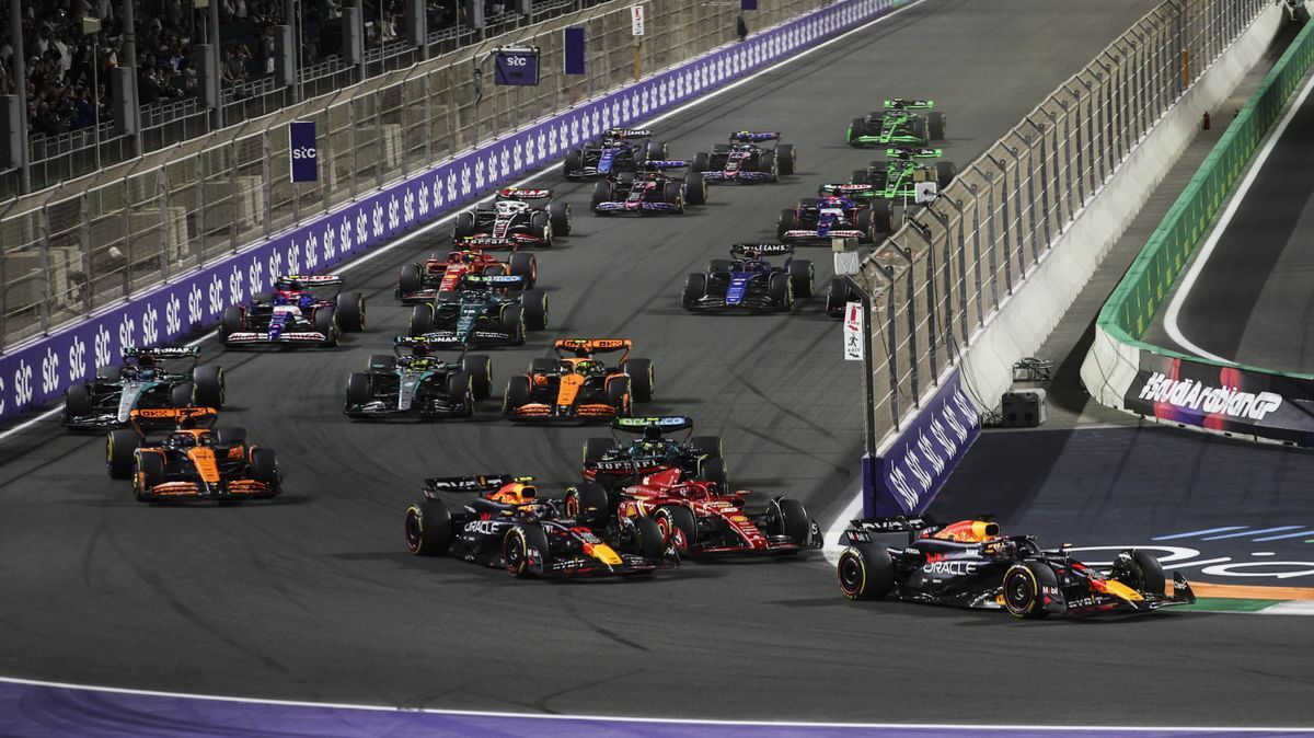 start of the race, depart, 01 VERSTAPPEN Max (nld), Red Bull Racing RB20, action 11 PEREZ Sergio (mex), Red Bull Racing RB20, action 16 LECLERC Charles (mco), Scuderia Ferrari SF-24, action during ...