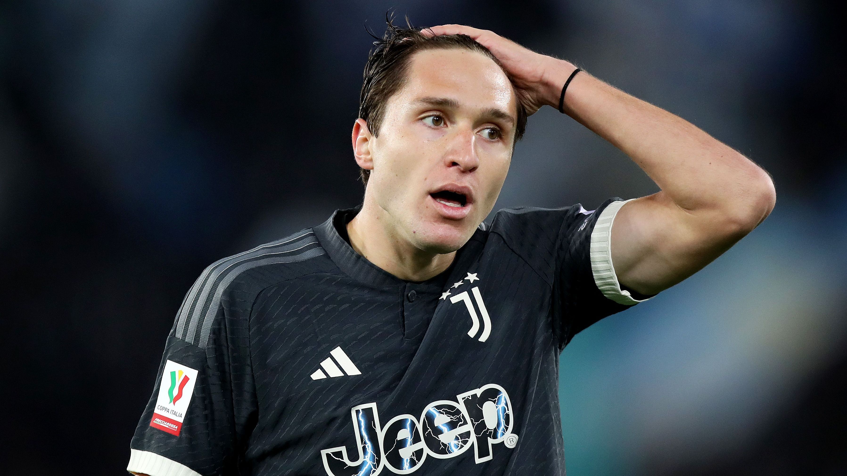 <strong>Federico Chiesa (Juventus Turin)</strong><br>Wohin geht Federico Chiesa? Am Montag noch berichtete "Tuttosport", der FC Barcelona würde den Flügelspieler für vergleichsweise preiswerte zwölf Millionen Euro von Juventus Turin verpflichten. Der Italiener wurde zuvor vom neuen Trainer der "Alten Dame", Thiago Motta, trotz gültigen Vertrages bis 2025 aussortiert.