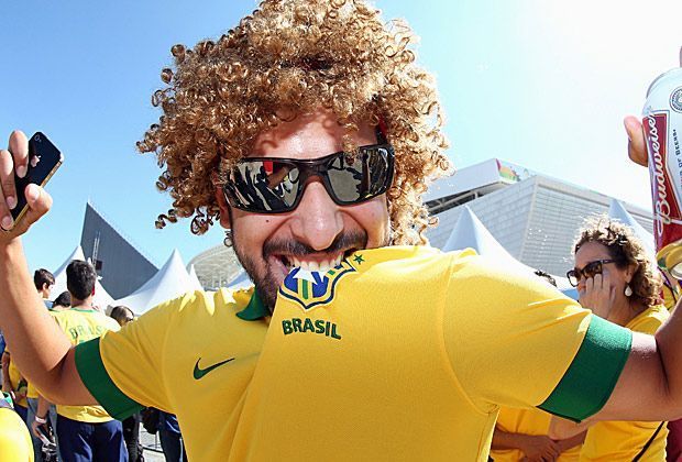 
                <strong>Verrückt, sexy, skurril: Fans in Brasilien</strong><br>
                Der brasilianische Nationalspieler David Luiz hat in seiner Heimat Nachahmer gefunden. Lockenmäßig kann dieser Fan mit dem künftigen PSG-Star auf jeden Fall mithalten.
              