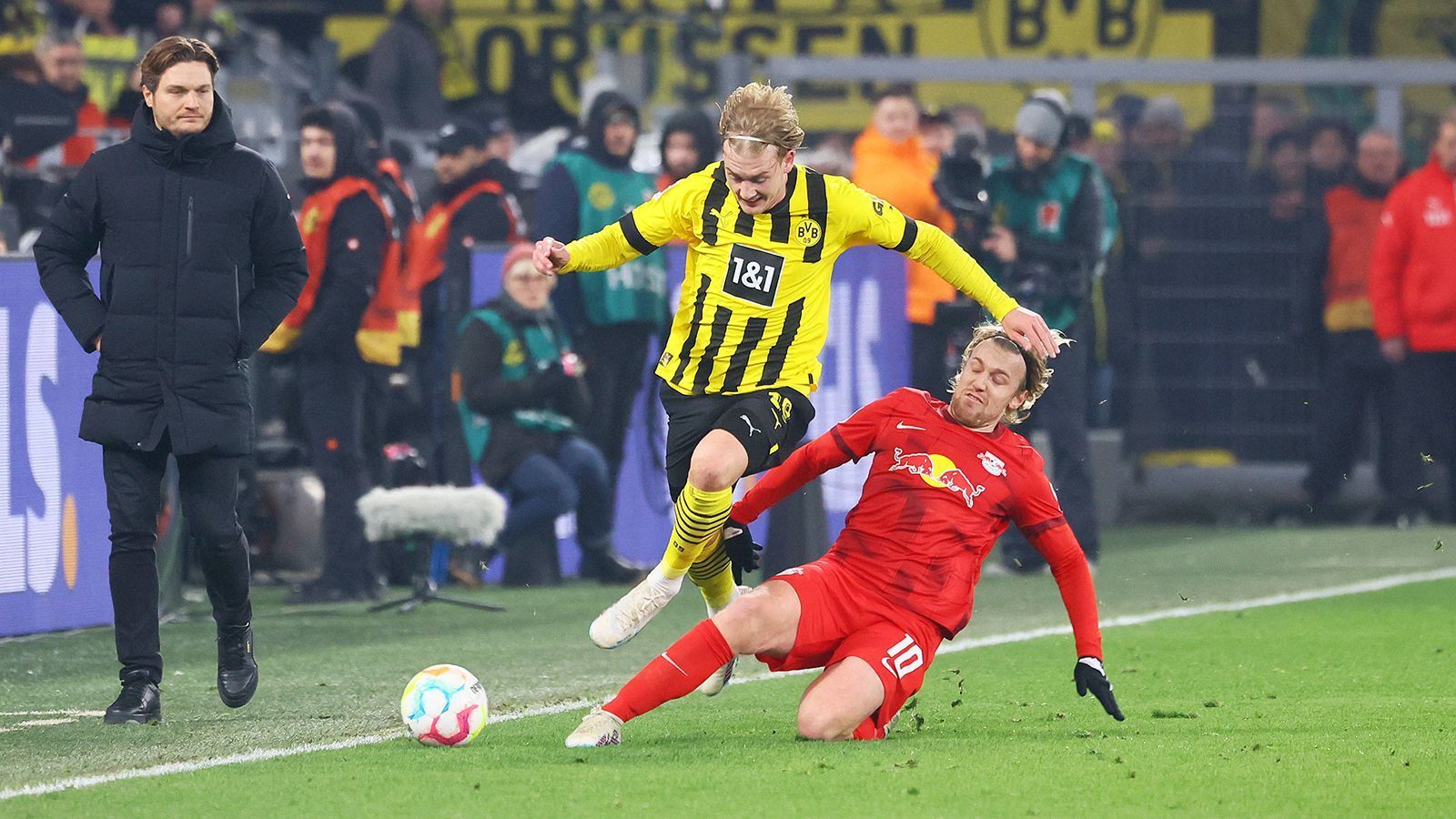 
                <strong>Emil Forsberg (RB Leipzig)</strong><br>
                Dem ewigen RB-Profi ist das Engagement nie abzusprechen, er ist sich für keinen Zweikampf zu schade. Immer wieder findet der Blondschopf aus Schweden die Räume zwischen den Linien. Nach 74 Minuten taucht er sogar ganz vorne auf und verwandelt eine Raum-Vorlage zum 1:2. Damit belohnt Forsberg immerhin sich persönlich für einen gelungenen Auftritt. Seine späte Chance zum 2:2 vereitelt Meyer. ran-Note: 2
              