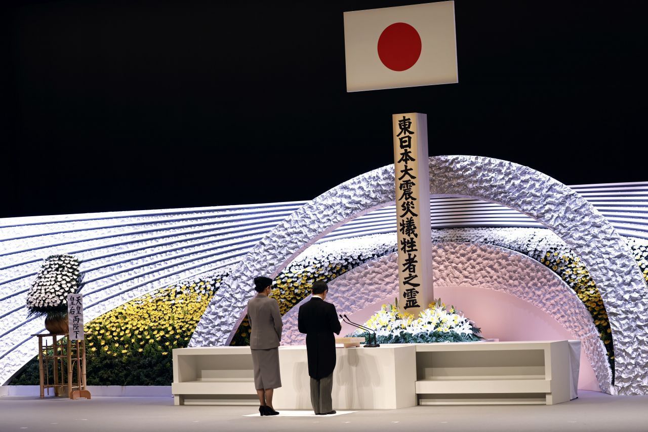 Japans Kaiser Naruhito (rechts) hält in Begleitung von Kaiserin Masako eine Rede vor dem Altar für die Erdbeben- und Tsunami-Opfer.