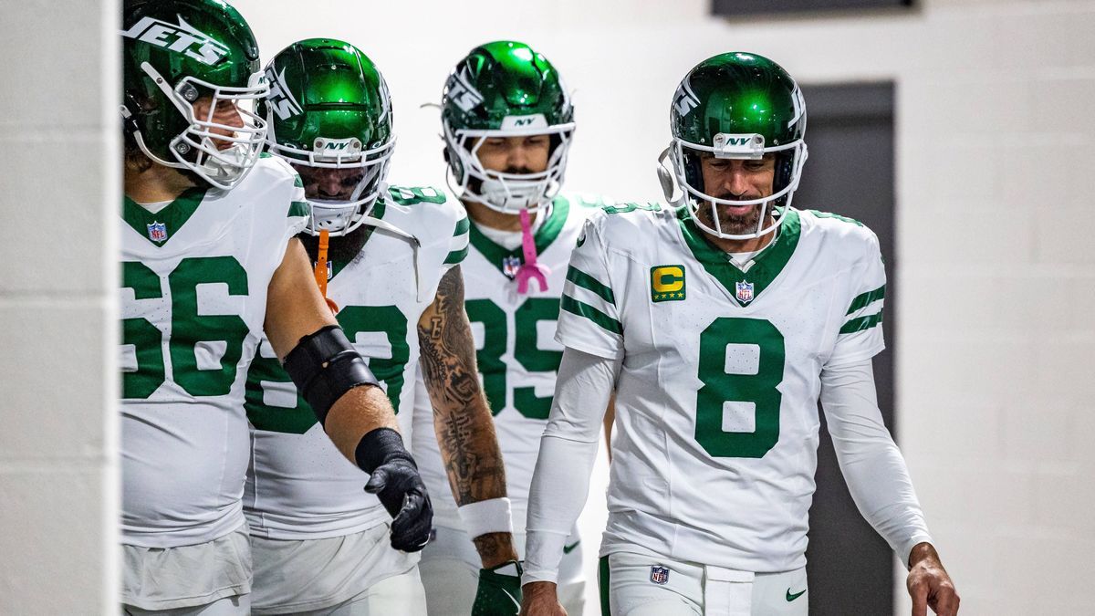 October 20, 2024, Hookstown, Pennsylvania, USA: New York Jets quarterback AARON RODGERS (8) walks out of the tunnel with teammates before the NFL, American Football Herren, USA football game betwee...