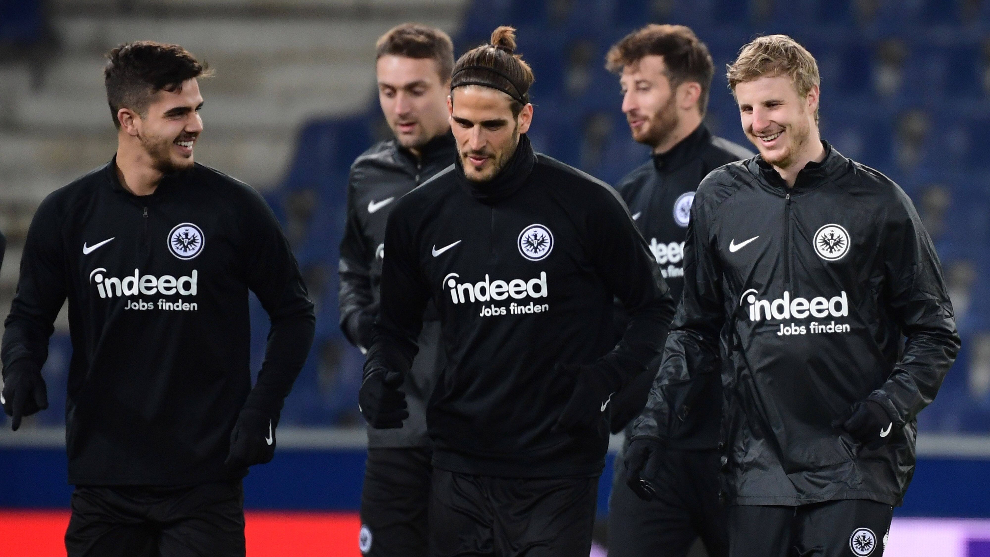 
                <strong>Eintracht Frankfurt </strong><br>
                Die Mannschaft von Trainer Adi Hütter ist heiß auf das Mannschaftstraining. "Wir können die Jungs wieder von der Leine lassen. Sie können es kaum erwarten, das Mannschaftstraining aufzunehmen", sagte Sportvorstand Fredi Bobic. Weitere Details sollten nach der DFL-Sitzung geklärt werden.
              