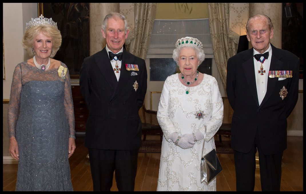 v.l.: Königgemahlin Camilla, König Charles III., Queen Elizabeth II. und Prinz Philip