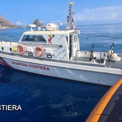 Ein Schiff der italienischen Küstenwache ist auf der Suche nach Vermissten nach einem Bootsunglück vor Sizilien.