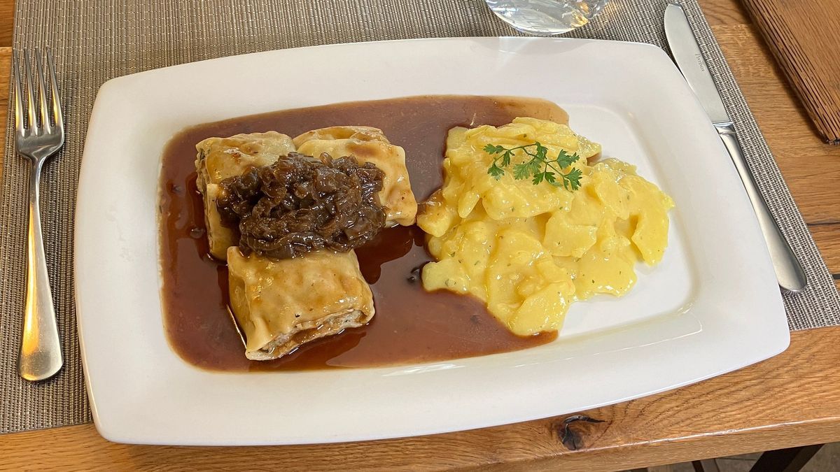 Hausgemachte Maultaschen mit schwäbischem Kartoffelsalat, Bratensoße & geschmelzten Zwiebeln