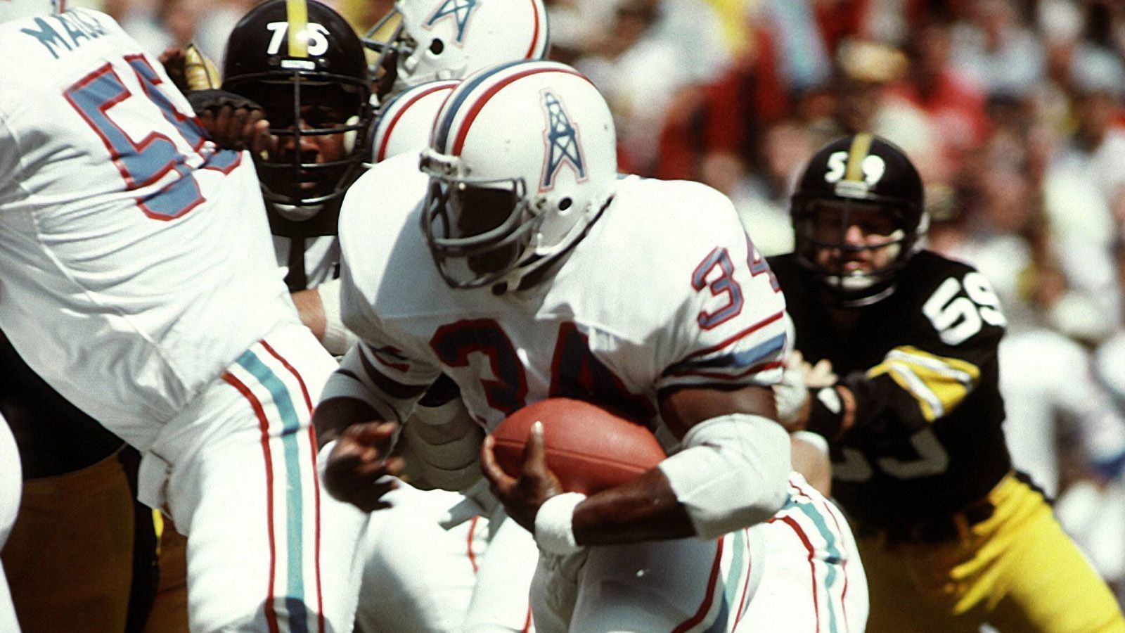 
                <strong>1978: Tampa Bay Buccaneers zu den Houston Oilers (heute Tennessee Titans)</strong><br>
                &#x2022; <strong>Erster Pick: </strong>Earl Campbell, Running Back<br>Tight End Jimmy Giles und insgesamt vier Picks schickten die Houston Oilers (heute Tennessee Titans) damals an die Tampa Bay Buccaneers, um Earl Campbell an erster Stelle auswählen zu können. "The Tyler Rose" ging als einer der besten Power Running Backs in die Geschichte der NFL ein - auch, wenn er nie den Super Bowl gewann. Aber bereits in seiner Rookie Saison war er Rushing Leader (drei Jahre in Folge), Offensive Player of the Year (ebenfalls drei Jahre in Folge) und 1979 erhielt er sogar die MVP-Auszeichnung. 1991 wurde Campbell in die Hall of Fame, 2019 ins NFL 100th All-Time Anniversary Team aufgenommen.
              