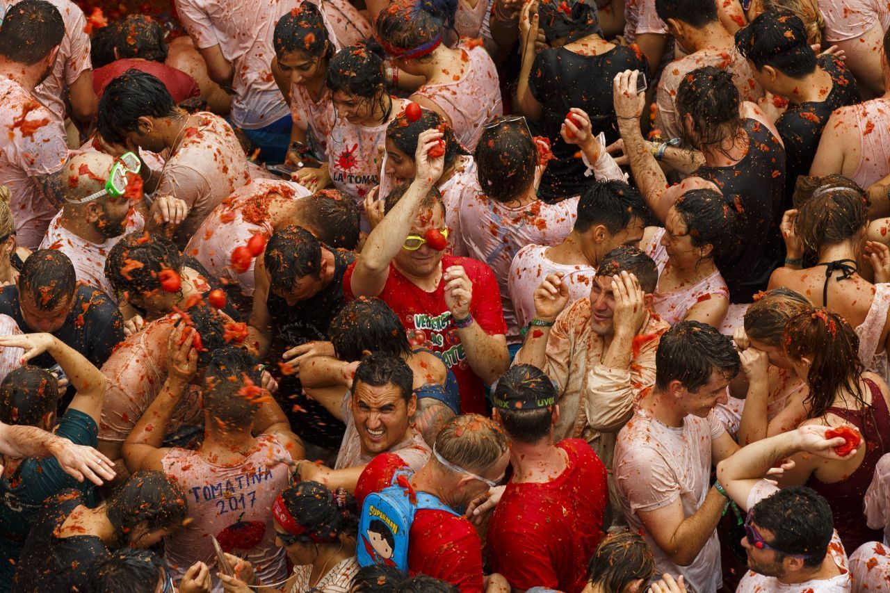 Im August findet in der Nähe von Valencia, in Buñol, jährlich die "Tomatina" statt. Bei dieser wilden Tomatenschlacht zerdrücken die Teilnehmer überreife Tomaten in der Hand und werfen sie gegeneinander als Geschoss. Das erste Mal fand die Tomatina in den 40er-Jahren statt - ohne religiösen oder politischen Hintergrund, sondern einfach zum Spaß.