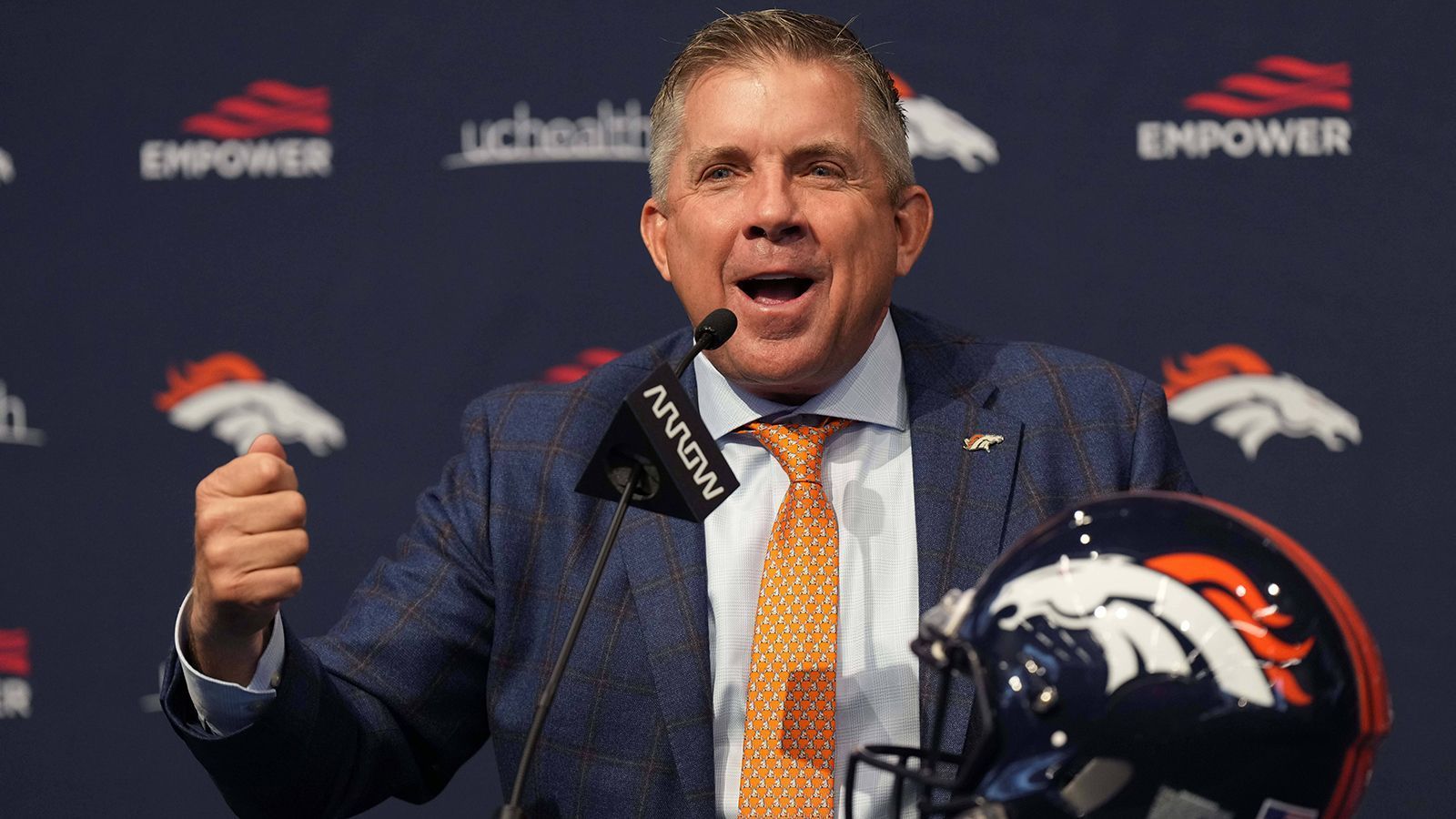 
                <strong>Head Coach: Sean Payton</strong><br>
                &#x2022; Wechsel von den New Orleans Saints zu den <strong>Denver Broncos</strong><br>Der Routinier kehrt nach einem Jahr Pause in die NFL zurück. Weil Sean Payton aber noch einen gültigen Vertrag mit den New Orleans Saints hatte, mussten die Denver Broncos einen Trade einfädeln und schickten einen 2023er-Erstrundenpick sowie einen 2024er-Zweitrundenpick und einen 2024er-Drittrundenpick für den Coach nach Louisiana.
              