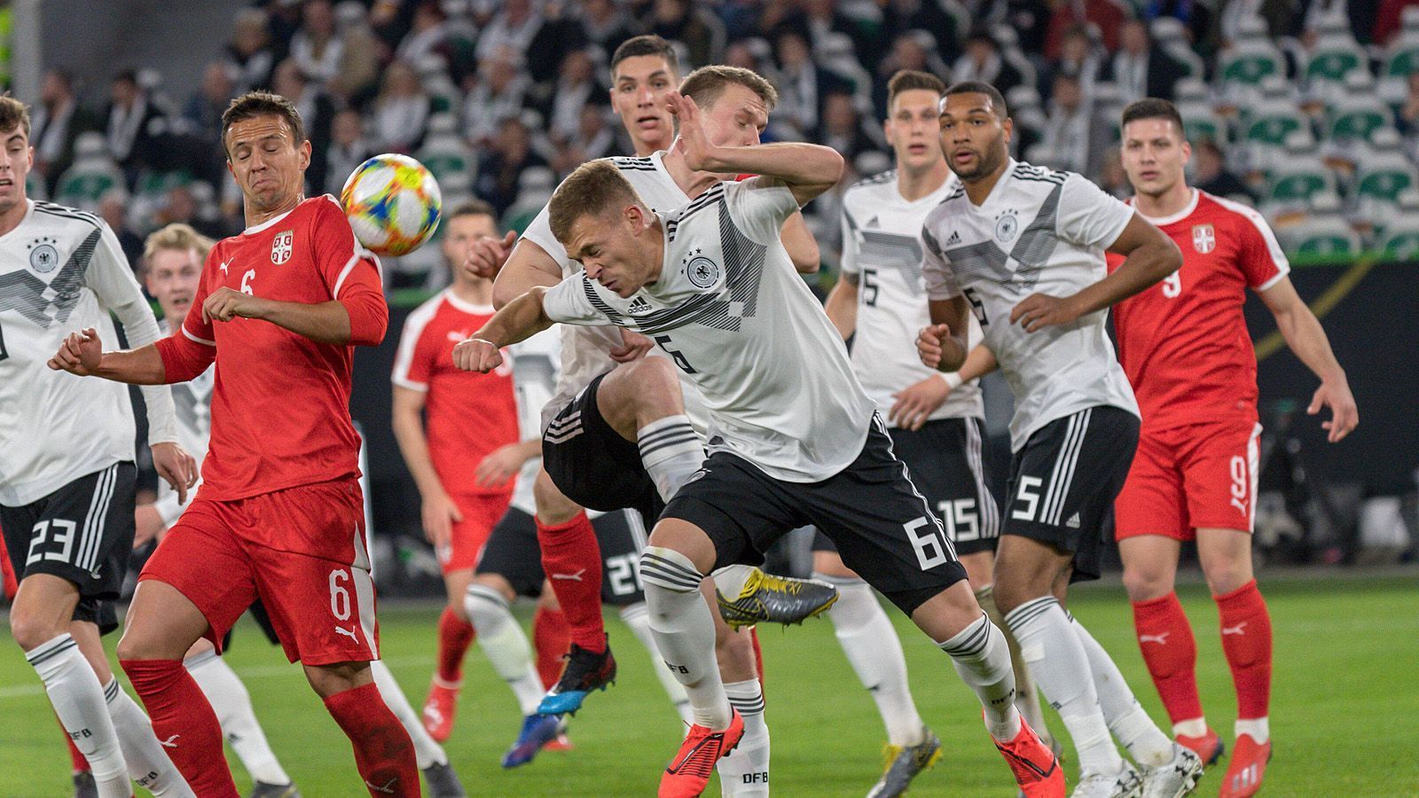 
                <strong>Joshua Kimmich </strong><br>
                Der Mittelfeldspieler wollte den Eckball zum 0:1 mit dem Kopf klären, kam aber nicht ganz an den Ball heran. Überhaupt brauchte der angedachte Führungsspieler ungewohnt lange, um in die Partie zu finden. Er hatte zwar viele Ballkontakte, war aber nicht ballsicher. Immer wieder unterliefen ihm kleine Fehler. Er steigerte sich im Spielverlauf, leitete zum Beispiel in der 37. Minute einen guten Angriff ein. Aber jeder weiß: Er kann mehr. ran-Note: 4
              