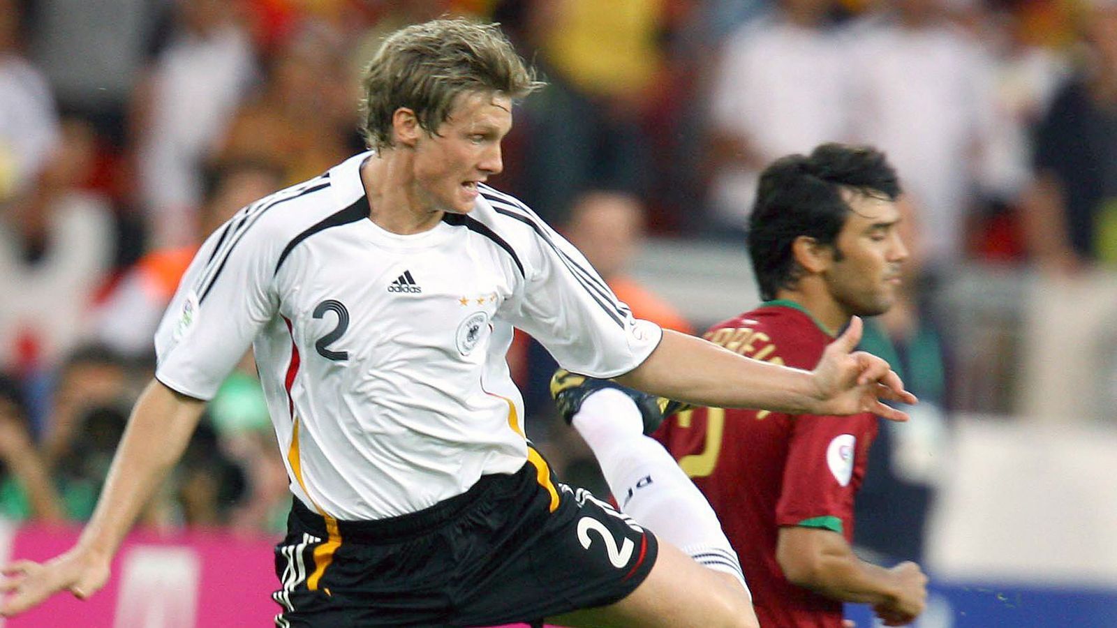 
                <strong>Platz 7 - Marcell Jansen</strong><br>
                &#x2022; Alter beim WM-Debüt: 20 Jahre, acht Monate, vier Tage<br>&#x2022; Endrunde: WM 2006<br>&#x2022; Begegnung: Deutschland-Portugal 3:1 (8. Juli 2006)<br>
              