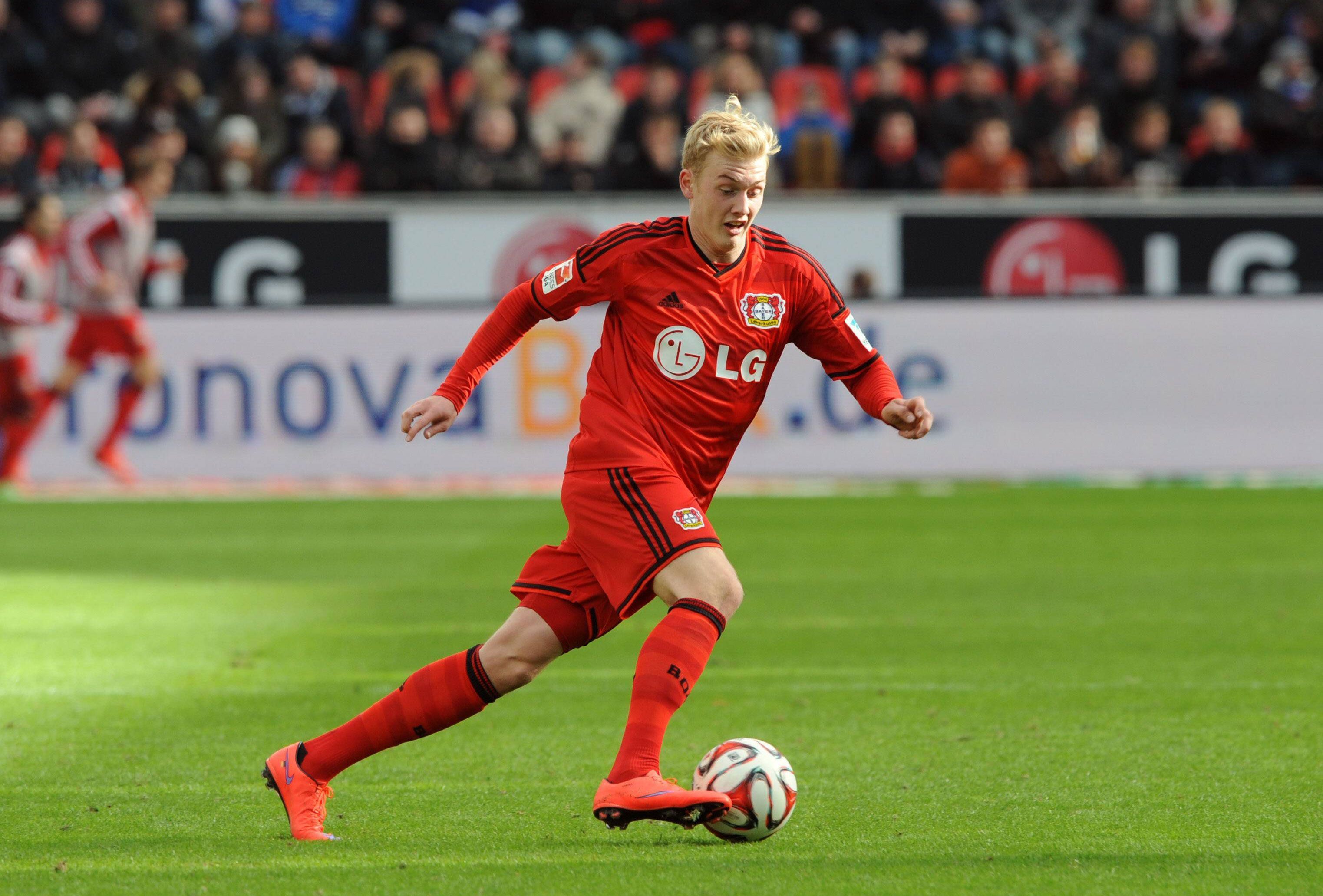 
                <strong>Julian Brandt</strong><br>
                Bundesliga. Der VfL Wolfsburg ärgert sich wohl heute noch, dass sie den 18-Jährigen nicht von einem Verbleib überzeugen konnten. Der Offensiv-Mann schnürt seit 2014 nun die Schuhe für Bayer Leverkusen und ist auf bestem Wege zur Stammformation der "Werkself".
              