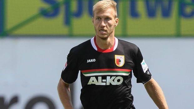 
                <strong>FC Augsburg - Auswärtstrikot</strong><br>
                Die Zeiten in denen nur der Schiedsrichter schwarz getragen hat sind endgültig vorbei. Die Augsburger behalten ihre Auswärtstrikots und werden auch in der Saison 2013/14 in der Fremde die "Men in Black" sein
              