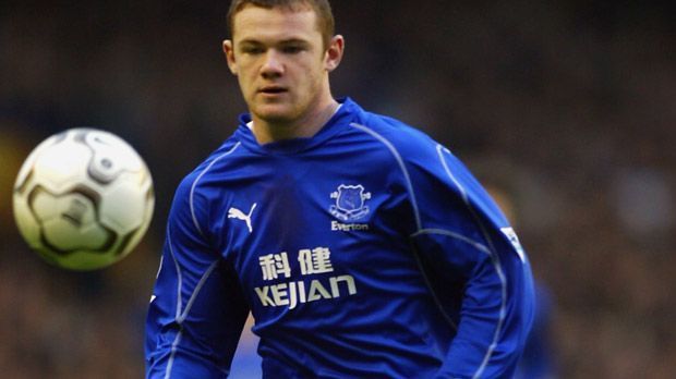 
                <strong>10 Dinge, die ihr über Wayne Rooney nicht wisst!</strong><br>
                Nachdem Wayne Rooney die Trainingsmethoden von Evertons Co-Trainer Alan Irvine vor den Mitspielern in Frage stellte, sagte Irvine: "Wenn du nochmal so mit mir sprichst, spielst du bald wieder im Nachwuchsteam." Rooneys Antwort: "Nein, das werde ich nicht!"
              