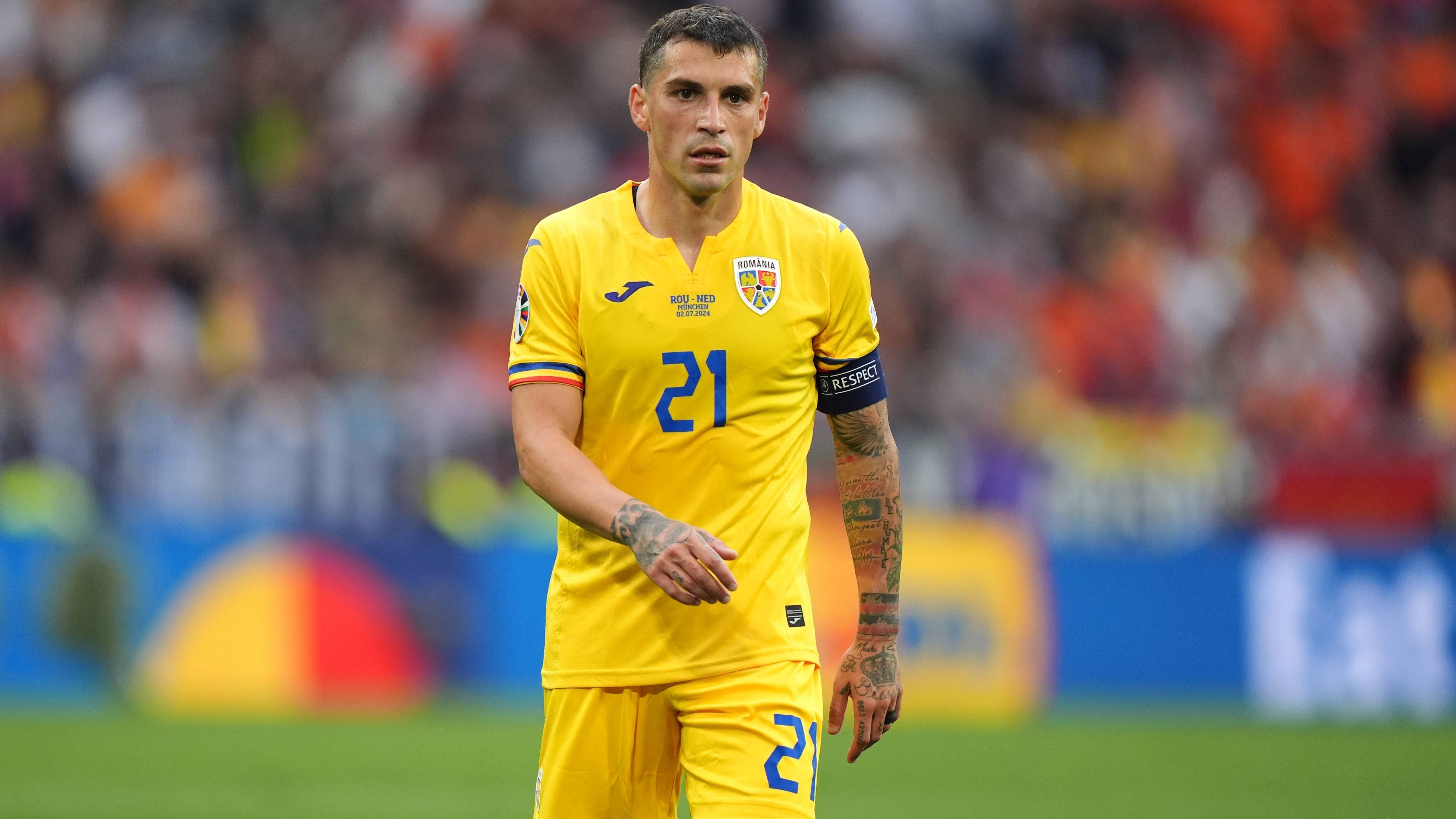 <strong>Nicolae Stanciu</strong><br>Der Kapitän der Rumänen ging mit bestem Beispiel voran und führte sein Team in das Achtelfinale, wo die Niederländer eine Nummer zu groß waren. Doch Nicolae Stanciu und die Rumänen begeisterten bei der EM, auch dank eines Traumtors des 31 Jahre alten Zehners von Damac FC beim furiosen 3:0-Sieg gegen die Ukraine. Stanciu stand nahezu über die komplette Spielzeit auf dem Feld.