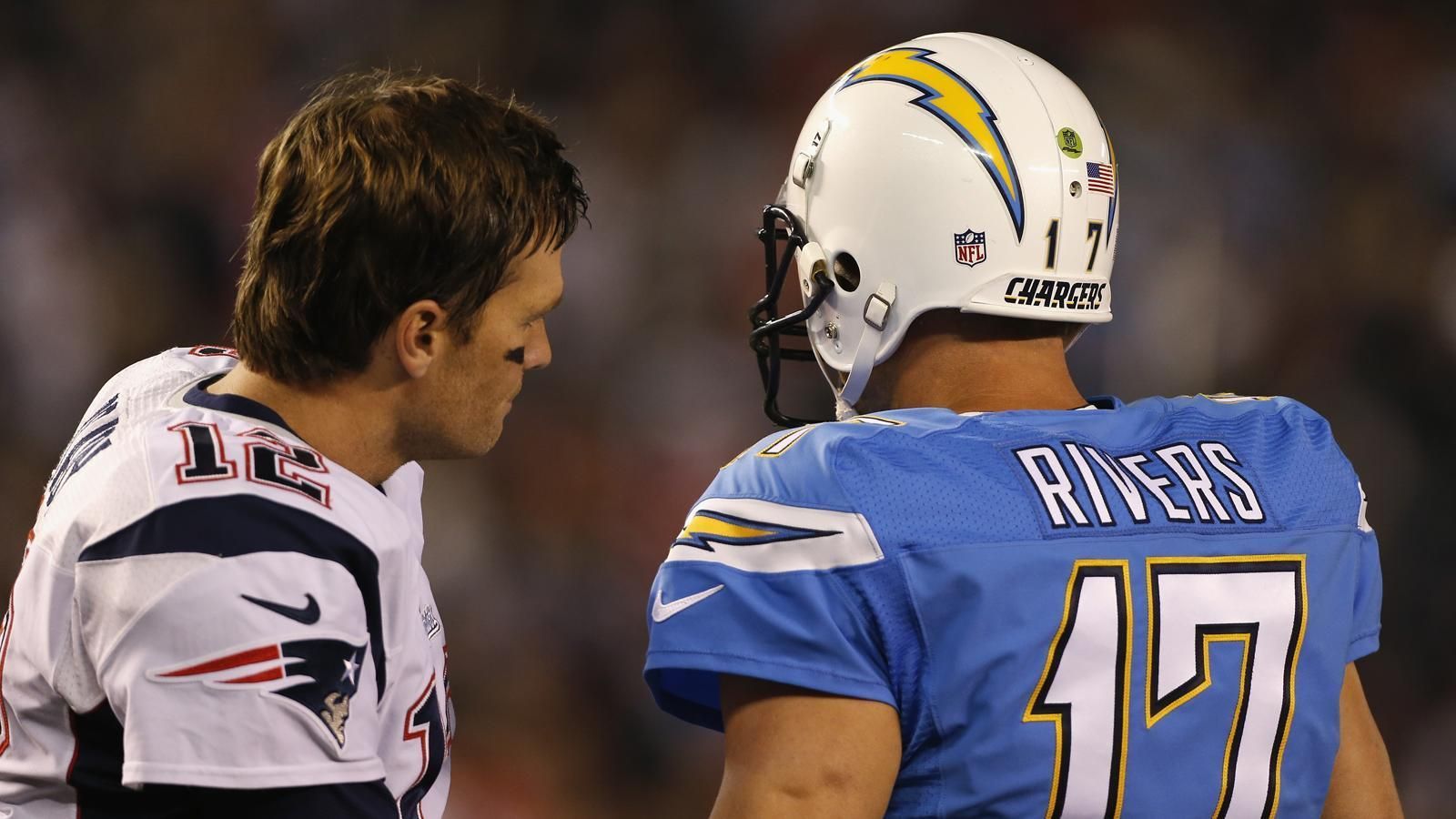 
                <strong>Chargers at Patriots</strong><br>
                &#x2022; Philip Rivers (37) gegen Tom Brady (41) ist das älteste Starting-Quarterback-Duell der Playoff-Geschichte. Zusammen sind die beiden 78 Jahre alt.<br>&#x2022; In bislang sieben Aufeinandertreffen der beiden Ausnahme-Quarterbacks behielt immer Tom Brady die Oberhand. Dabei ging Rivers allerdings auch einmal (AFC Championship Game der Saison 2007) mit einem gerissenen Kreuzband in die Partie. Rivers einziger Erfolg: In der Saison 2008. Damals spielte aber Matt Cassel für die Patriots, da Tom Brady mit einem Kreuzbandriss ausfiel.<br>
              