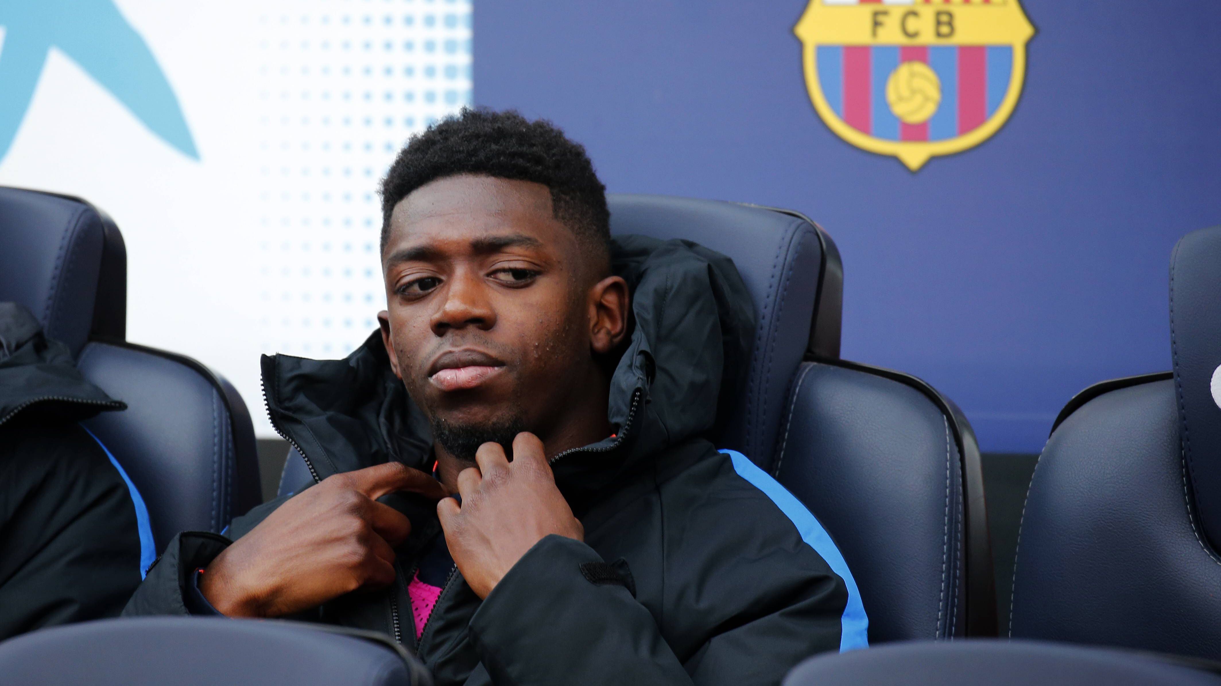 
                <strong>FC Barcelona (November 2018)</strong><br>
                Dembele fehlte erstmals in der Saison unentschuldigt beim Training des FC Barcelona, reagierte auch auf Anrufe des Klubs nicht. Mit einer Verspätung von mehr als einer Stunde tauchte der Franzose dann doch noch auf, rechtfertigte seine Abwesenheit mit Magen-Darm Beschwerden. Trainer Valverde schmiss Dembele daraufhin für das nächste Ligaspiel aus dem Kader. Auch von Nationalcoach Didier Deschamps gab es einen Rüffel.
              