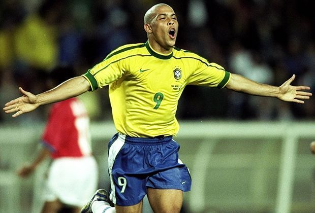 
                <strong>Ronaldo</strong><br>
                Dynamisch, technisch bärenstark, eiskalt vor dem Tor - das war der topfitte Ronaldo. Der heute etwas fülligere Brasilianer wurde drei Mal Weltfußballer (1996, 1998, 2002) und erzielte 15 Tore bei Weltmeisterschaften. Nur einer schaffte mehr - aber Klose wurde von Kaka nicht berufen.
              