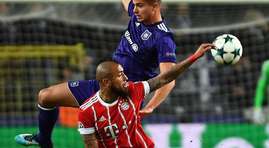 
                <strong>Arturo Vidal (FC Bayern München)</strong><br>
                Ihm unterlaufen zahlreiche Fehlpässe. Immerhin zeigt der Chilene von Anpfiff an Einsatz - was an diesem Abend lange Zeit nicht von jedem seiner Teamkollegen behauptet werden kann. Fünf Minuten vor dem Ende ist Schluss - auch weil Vidal bei einem Foul leicht lädiert wird. ran-Note: 4
              