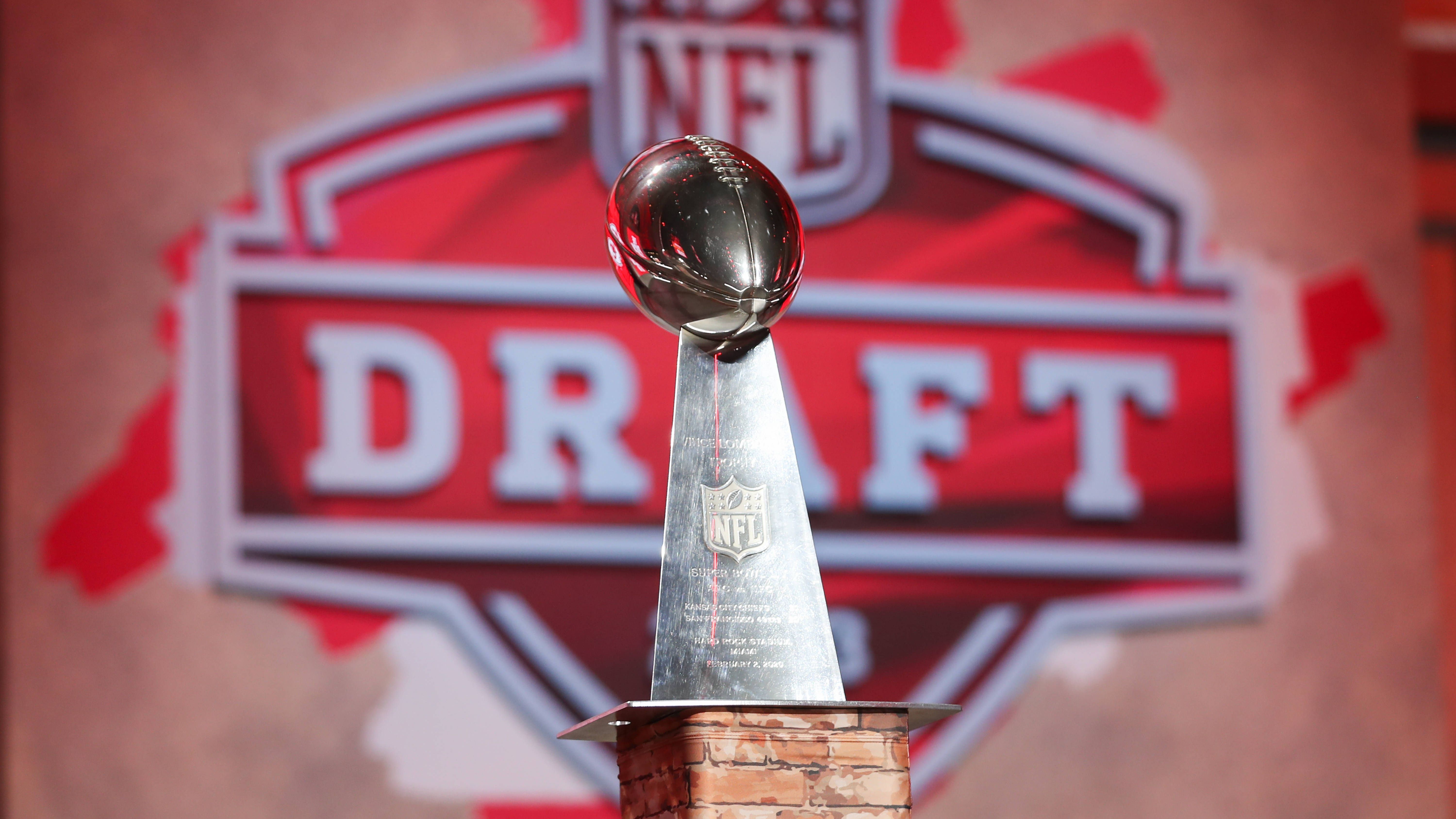 <strong>Der NFL-Mock-Draft 2.0 von ran-Autor Tim Rausch</strong><br>Die Zeit zwischen der Free Agency und dem Draft ist die Zeit der Mock Drafts. Wer geht wann? Wer holt wen? Wer fällt aus Runde eins, wer wird überraschend hoch gepickt? <em><strong>ran</strong></em> schaut in die Glaskugel!&nbsp;<br>(zum Mock-Draft 1.0 <a href="https://www.ran.de/sports/american-football/nfl/galerien/nfl-mock-draft-von-ran-autor-kai-esser-kein-caleb-williams-fuer-die-chicago-bears-neuer-receiver-fuer-a-rod-356896"><em>hier</em></a> klicken)<br><em>Hinweis: In unserem zweiten Mock Draft finden keine Trades statt.</em>