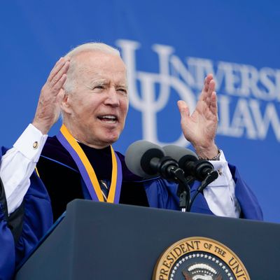 US-Präsident Biden spricht während der Aufnahmezeremonie der Universität von Delaware.